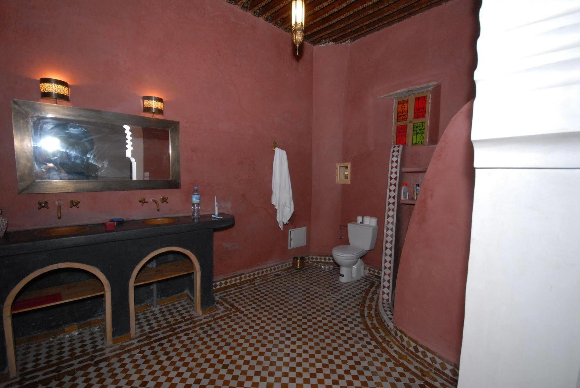 R'Mila Medina Fez Hotel Bagian luar foto